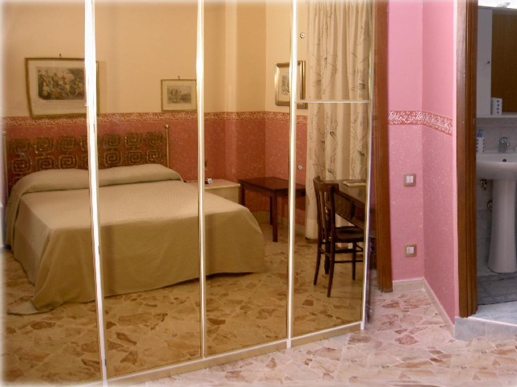 Casa Tina Maugeri Bed & Breakfast Катания Стая снимка