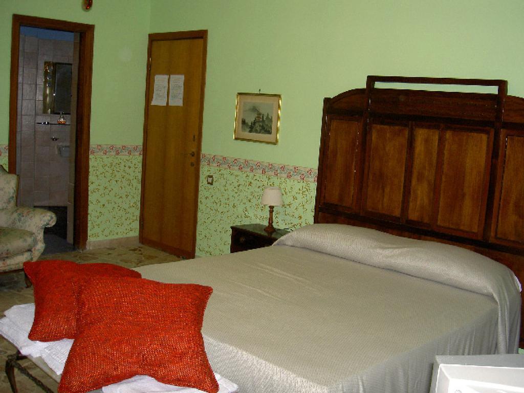 Casa Tina Maugeri Bed & Breakfast Катания Стая снимка